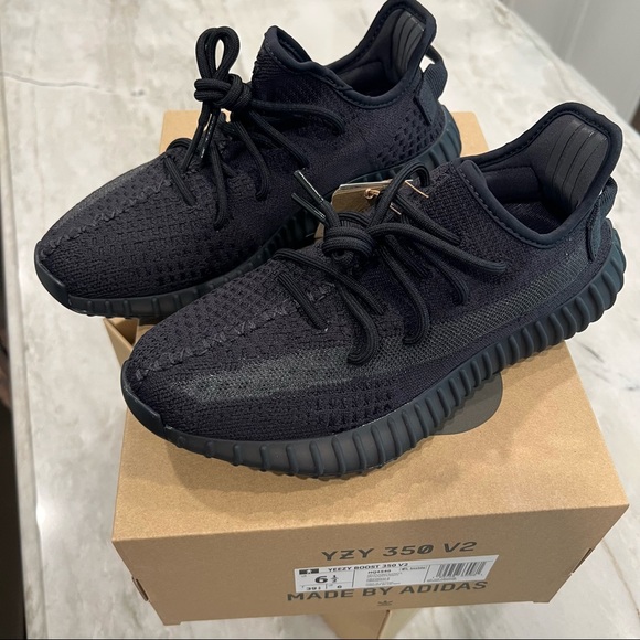 Yeezy Boost 350 V2 Onyx - Picture 3 of 13